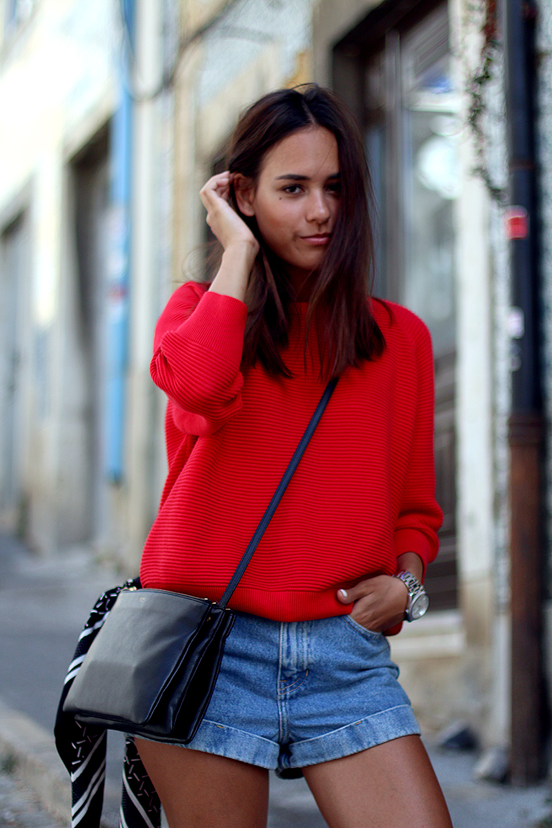 outfit_red_jumper_highwaisted_denim_shorts_celine_trio_bag_birkenstock_4