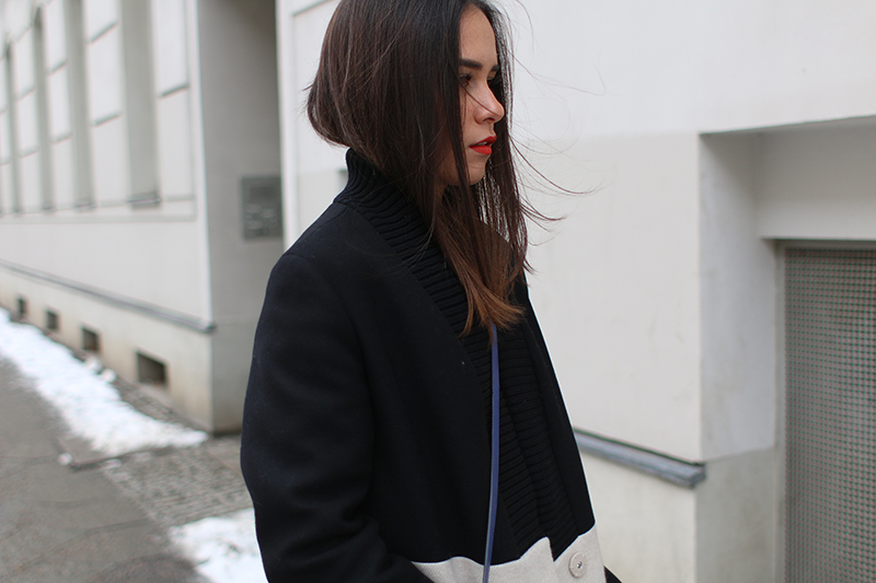Nisi is wearing: Uterqüe Two-toned coat, COS Sweater, GinaTricot Skinny Jeans, Givenchy Obsedia Bag, Acne Studios Jensen Boots, Nars Velvet Matte Lip Pencil in Red Square